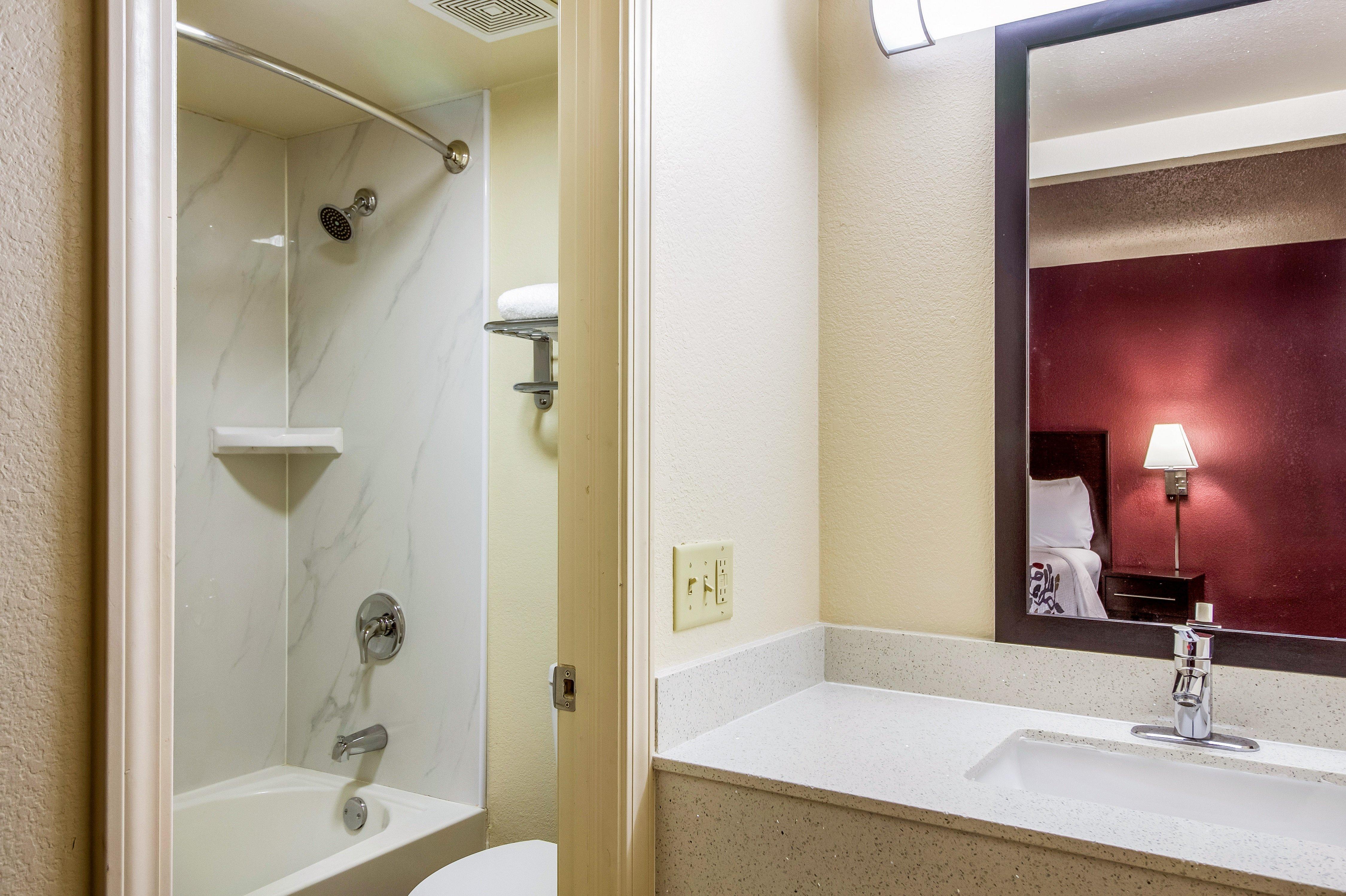 Red Roof Inn Houston East I-10 Экстерьер фото