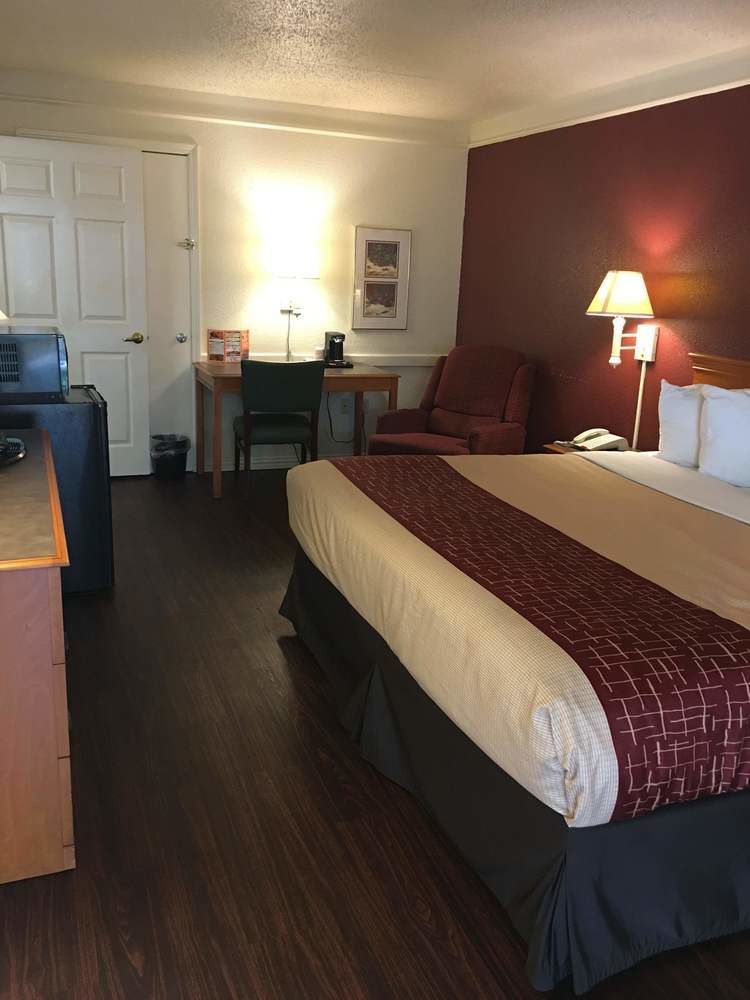 Red Roof Inn Houston East I-10 Экстерьер фото