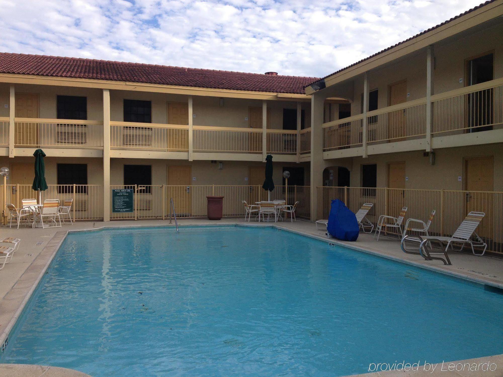 Red Roof Inn Houston East I-10 Экстерьер фото