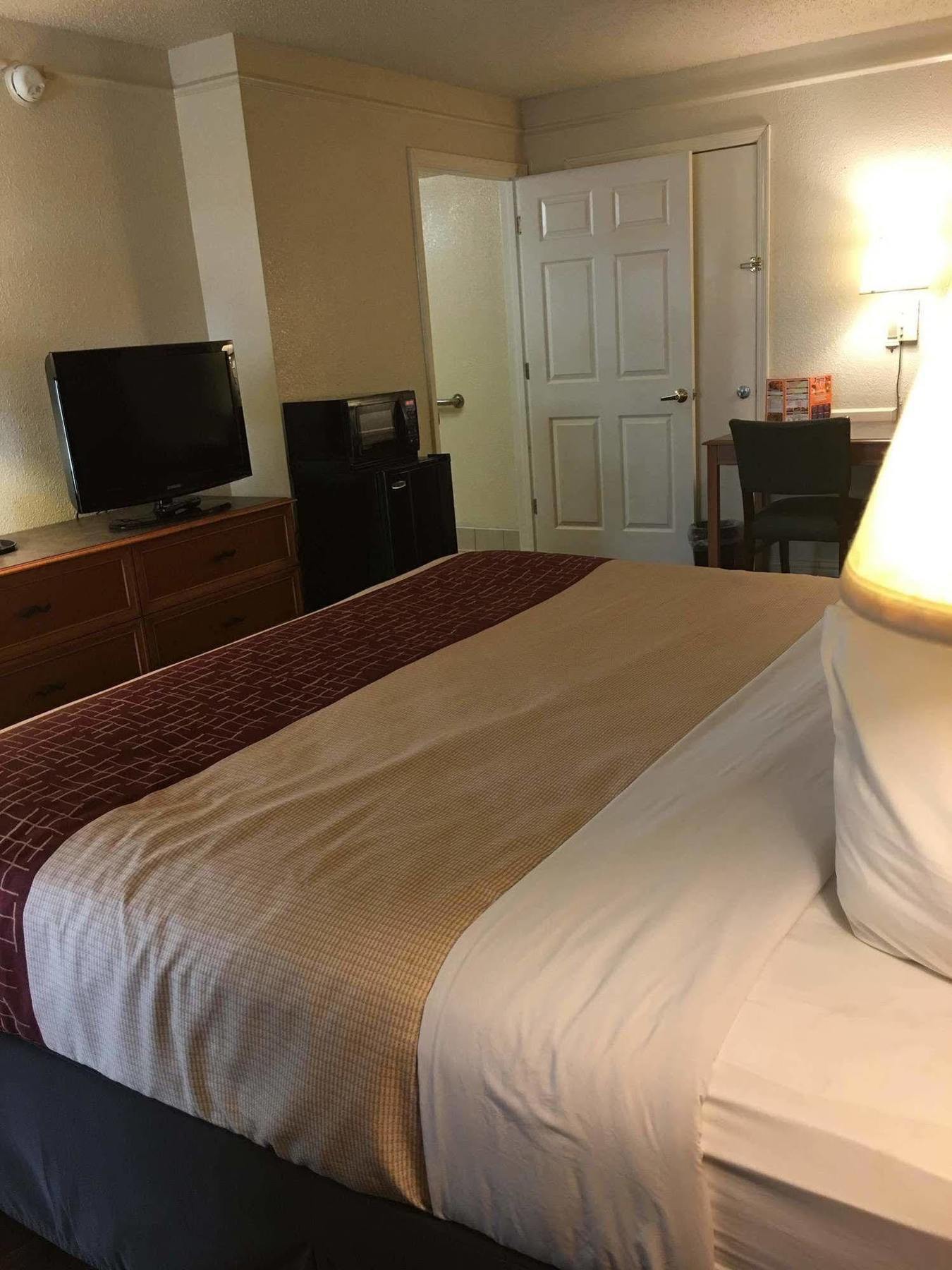 Red Roof Inn Houston East I-10 Экстерьер фото